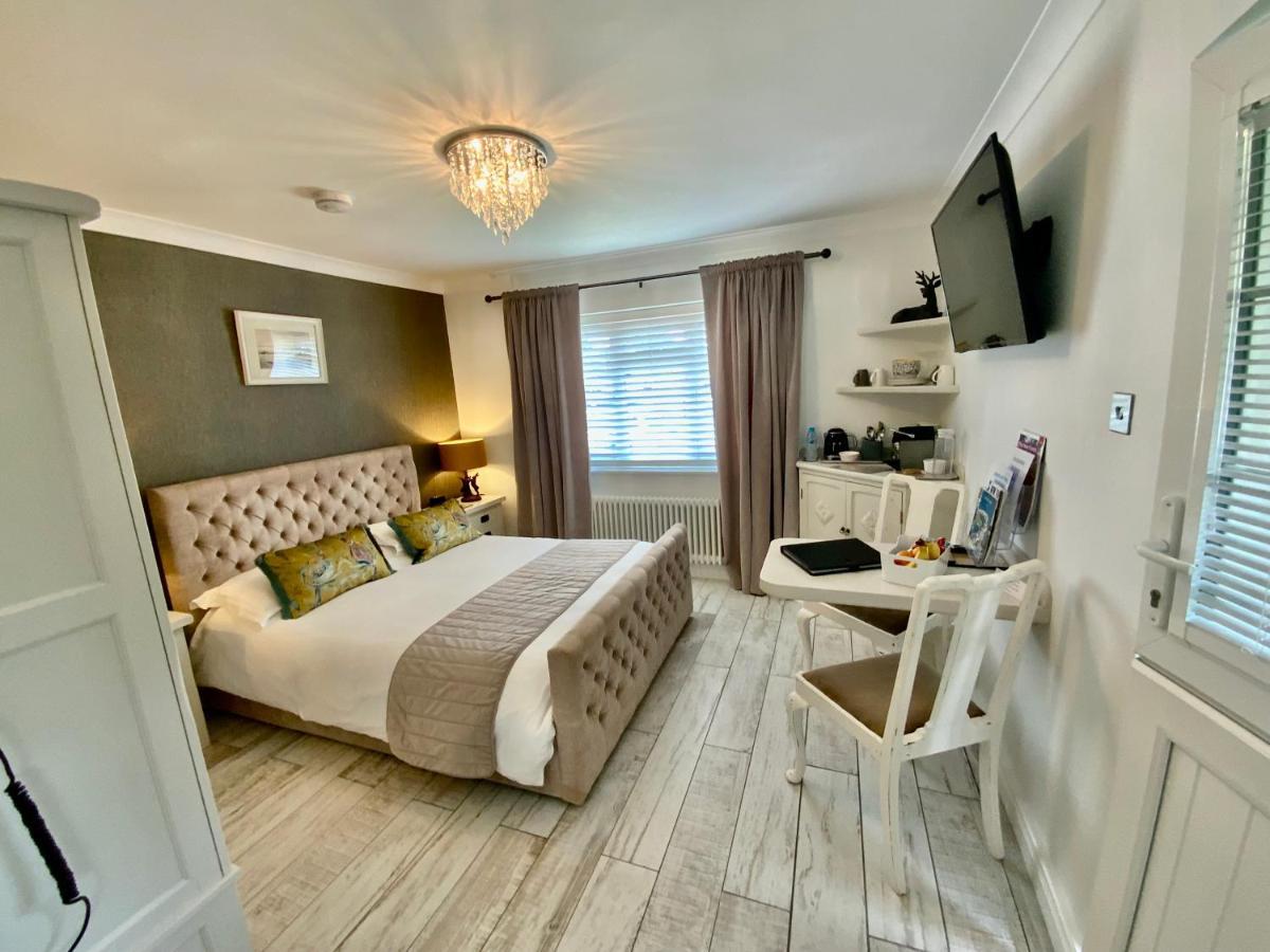 The Knightwood Oak A Luxury King Size En-Suite Space - Lymington New Forest With Totally Private Entrance - Key Box Entry - Free Parking & Private Outdoor Seating Area - Town ,Shops , Pubs & Solent Way Walking Distance & Complimentary Breakfast Items Kültér fotó