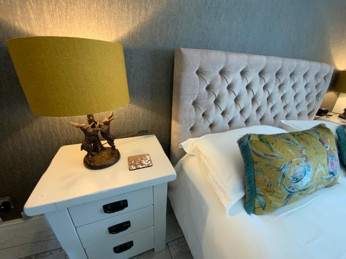 The Knightwood Oak A Luxury King Size En-Suite Space - Lymington New Forest With Totally Private Entrance - Key Box Entry - Free Parking & Private Outdoor Seating Area - Town ,Shops , Pubs & Solent Way Walking Distance & Complimentary Breakfast Items Kültér fotó