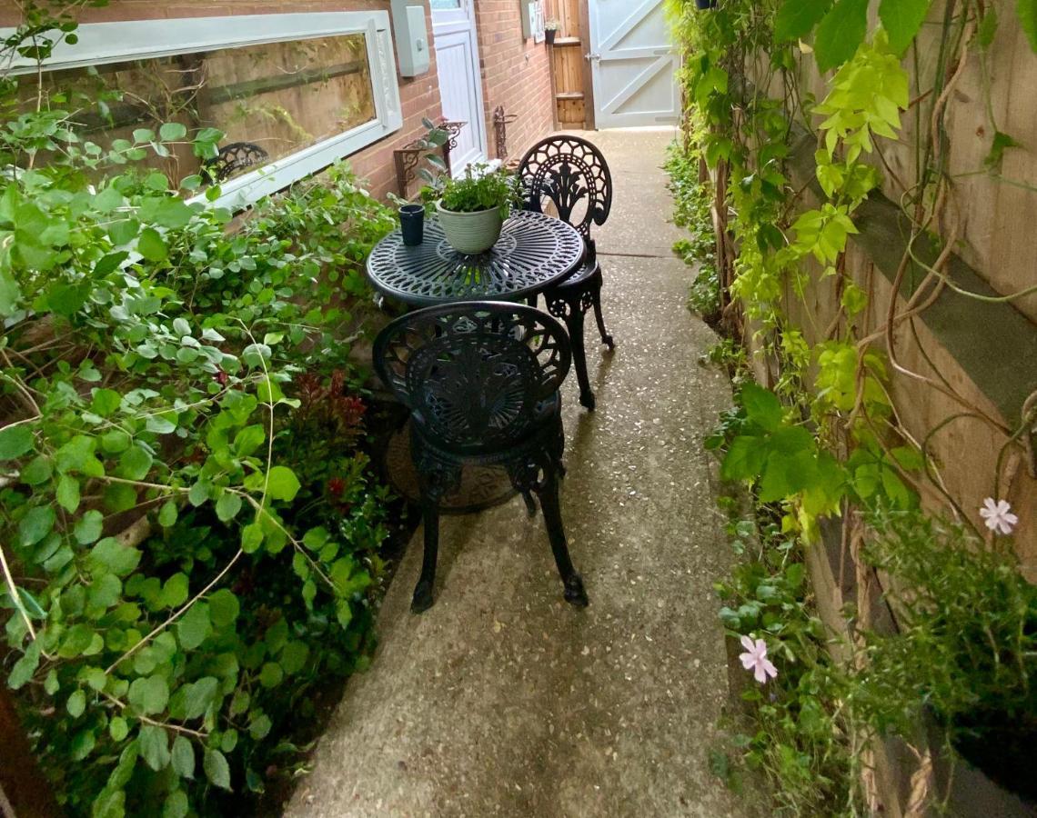The Knightwood Oak A Luxury King Size En-Suite Space - Lymington New Forest With Totally Private Entrance - Key Box Entry - Free Parking & Private Outdoor Seating Area - Town ,Shops , Pubs & Solent Way Walking Distance & Complimentary Breakfast Items Kültér fotó