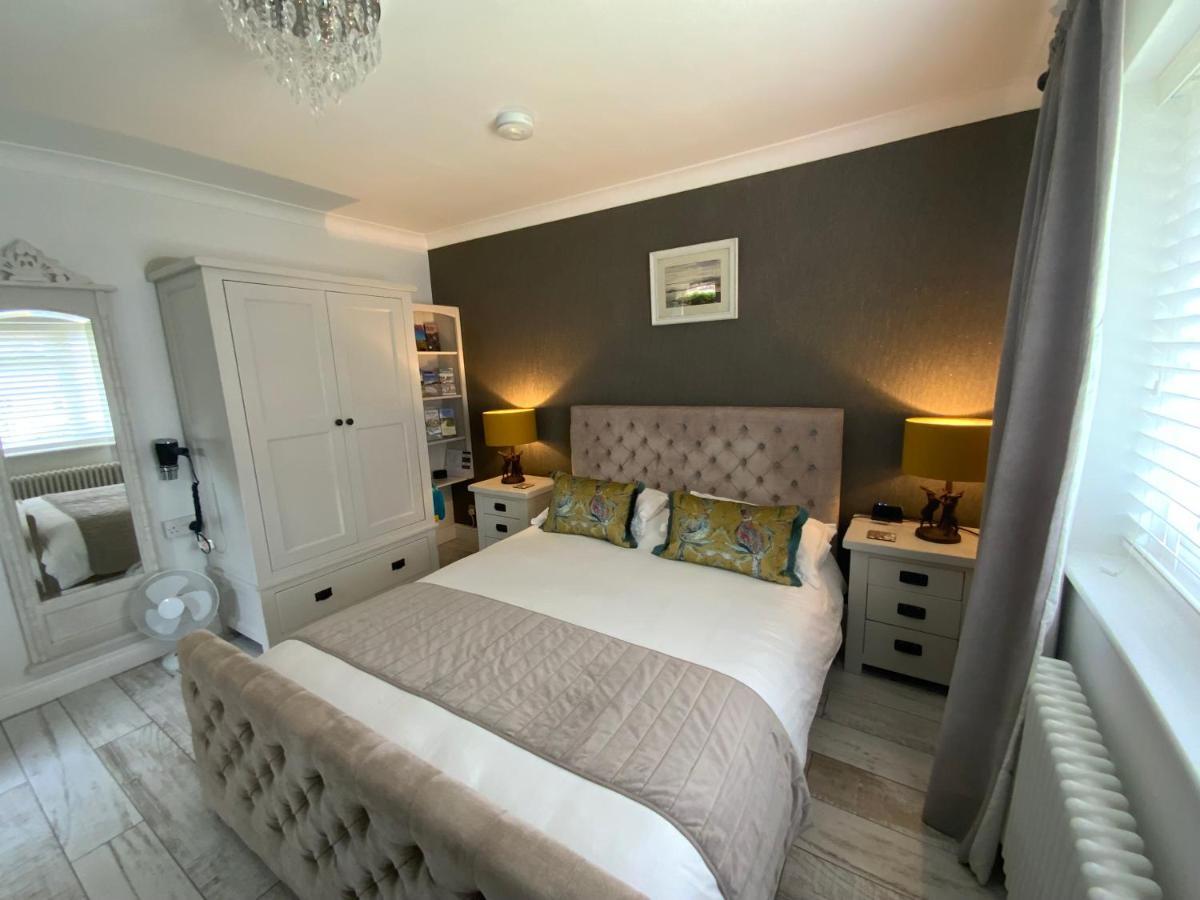 The Knightwood Oak A Luxury King Size En-Suite Space - Lymington New Forest With Totally Private Entrance - Key Box Entry - Free Parking & Private Outdoor Seating Area - Town ,Shops , Pubs & Solent Way Walking Distance & Complimentary Breakfast Items Kültér fotó