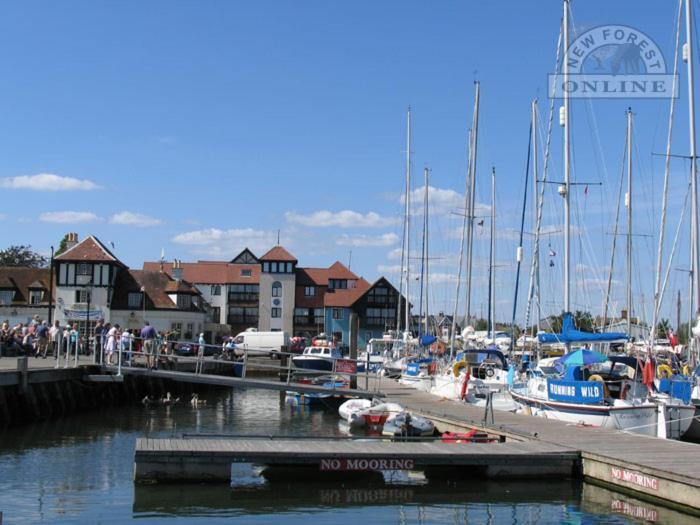 The Knightwood Oak A Luxury King Size En-Suite Space - Lymington New Forest With Totally Private Entrance - Key Box Entry - Free Parking & Private Outdoor Seating Area - Town ,Shops , Pubs & Solent Way Walking Distance & Complimentary Breakfast Items Kültér fotó