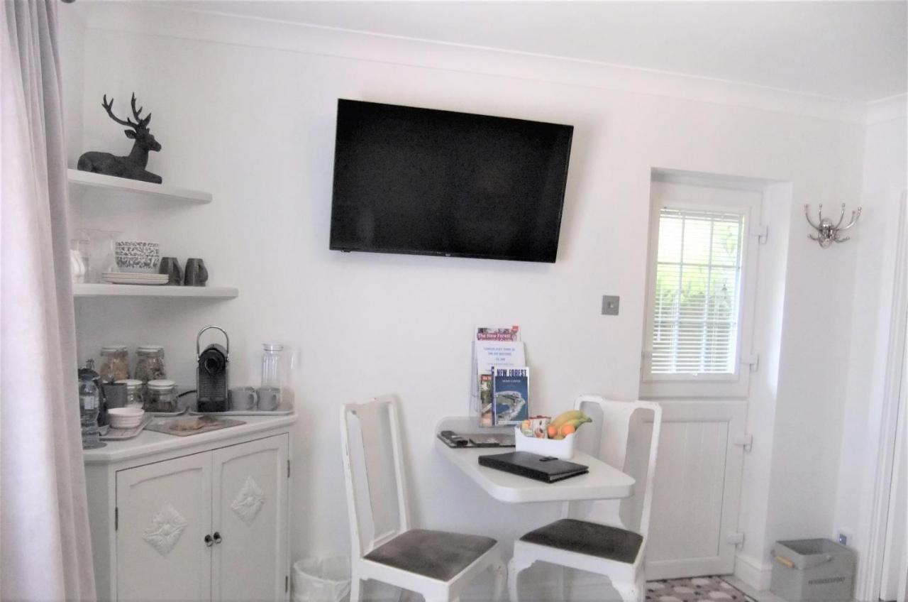 The Knightwood Oak A Luxury King Size En-Suite Space - Lymington New Forest With Totally Private Entrance - Key Box Entry - Free Parking & Private Outdoor Seating Area - Town ,Shops , Pubs & Solent Way Walking Distance & Complimentary Breakfast Items Kültér fotó
