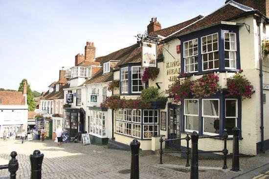 The Knightwood Oak A Luxury King Size En-Suite Space - Lymington New Forest With Totally Private Entrance - Key Box Entry - Free Parking & Private Outdoor Seating Area - Town ,Shops , Pubs & Solent Way Walking Distance & Complimentary Breakfast Items Kültér fotó